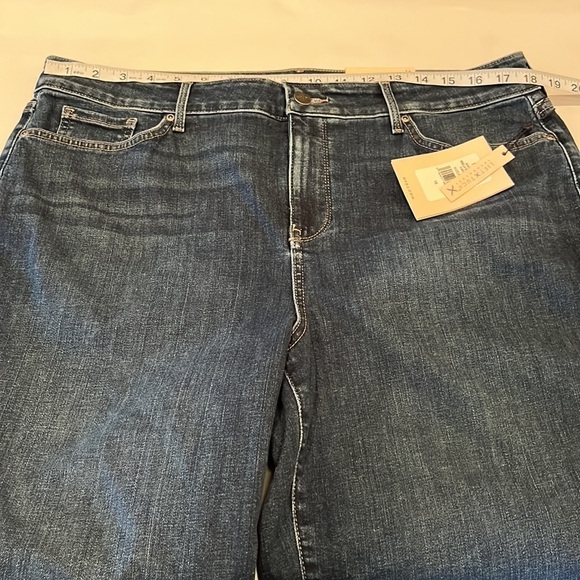 NYDJ Briella Short Roll Cuff NWT Shorts Size 16 - Picture 4 of 16